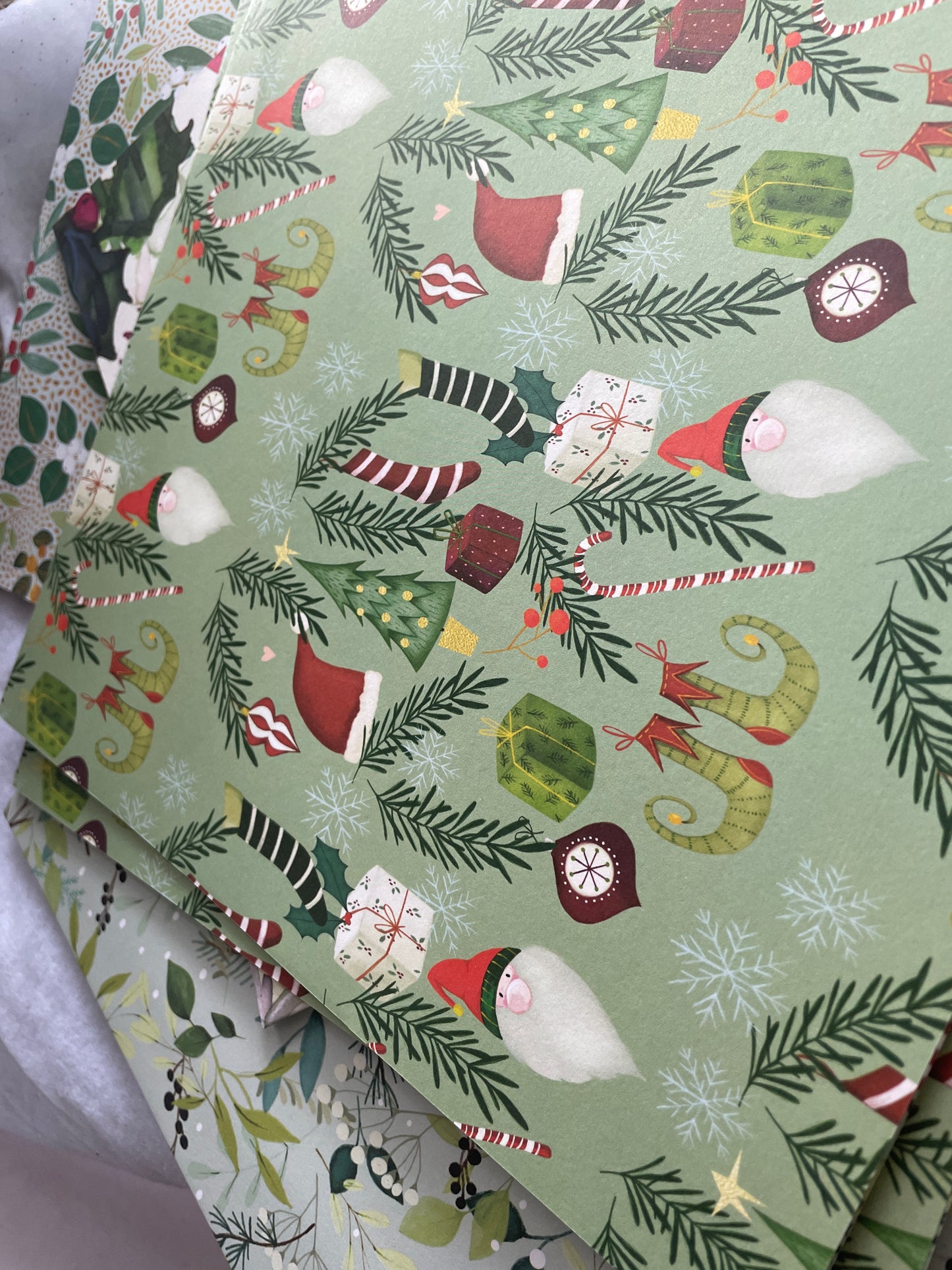Green_festive_gift_wrap_paper