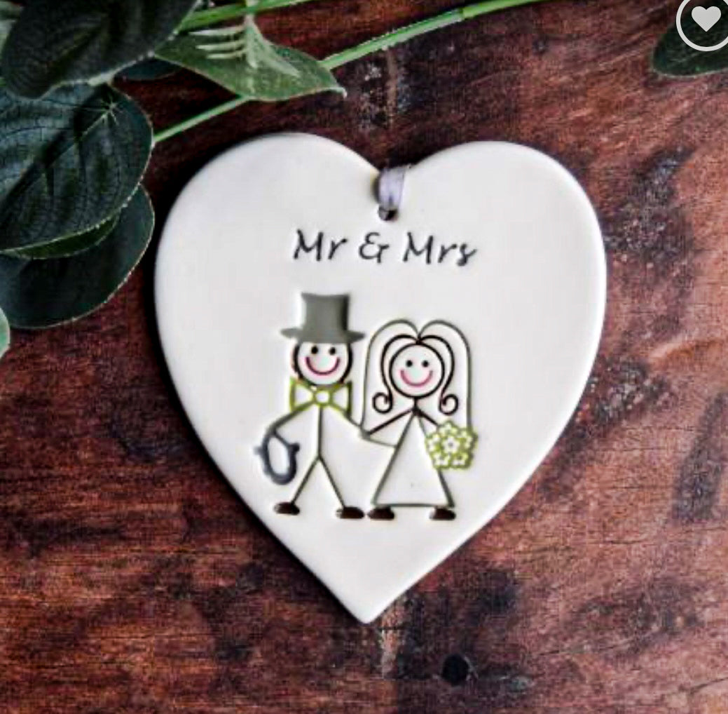 Wedding Ceramic Gift Tag with drawing of a couple with the text "mr and mrs"