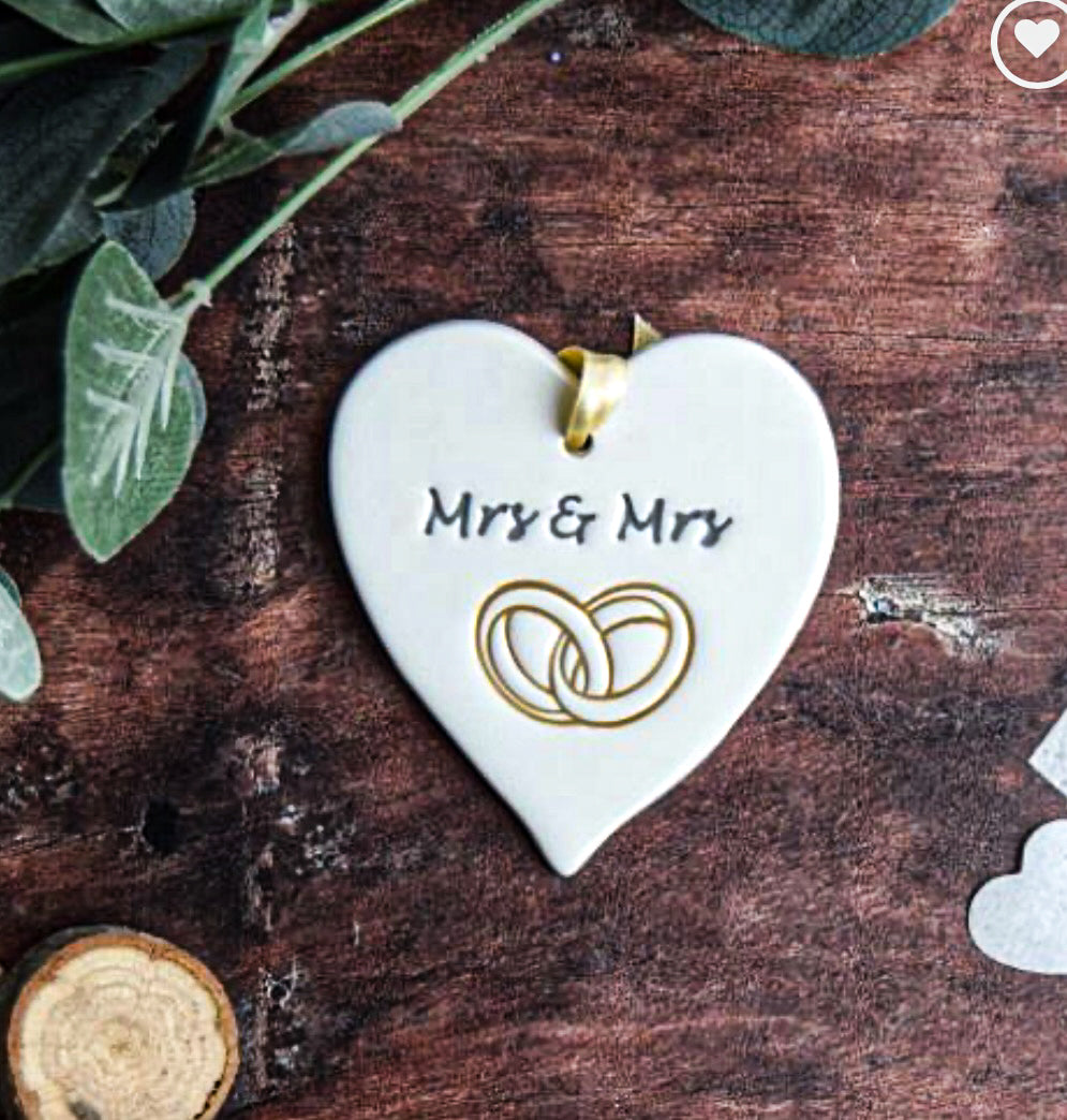 Wedding Rings Ceramic Gift tag with the image of two rings entwined and the text "Mr and mrs' 