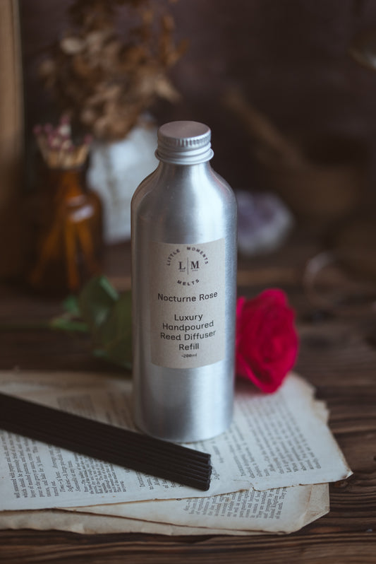 Aluminium bottle with a rose and black reeds