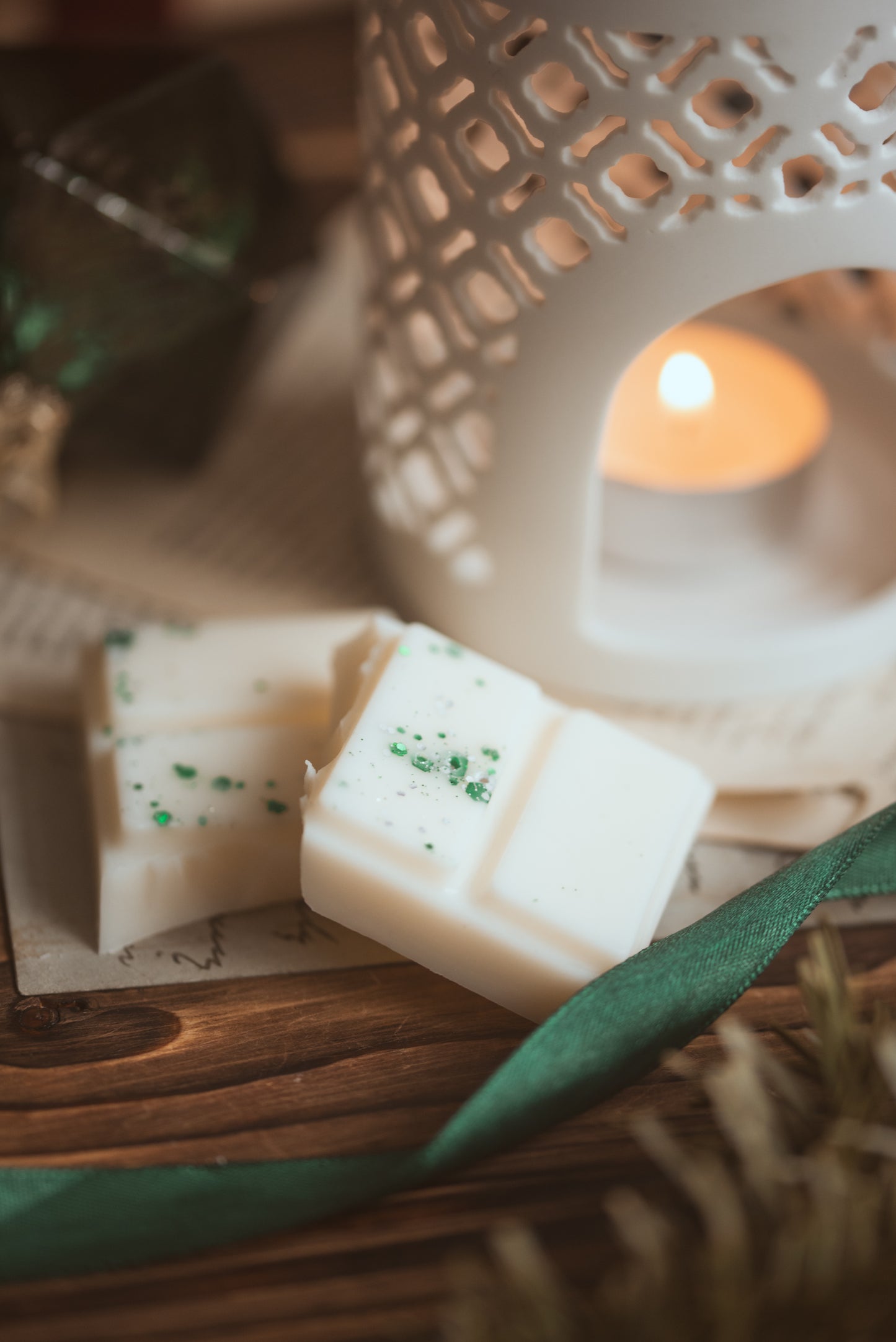 Luxury Christmas Home Fragrance Gift Hamper – Wax Melts, Candle, Burner & Festive Accessories in Woven Basket